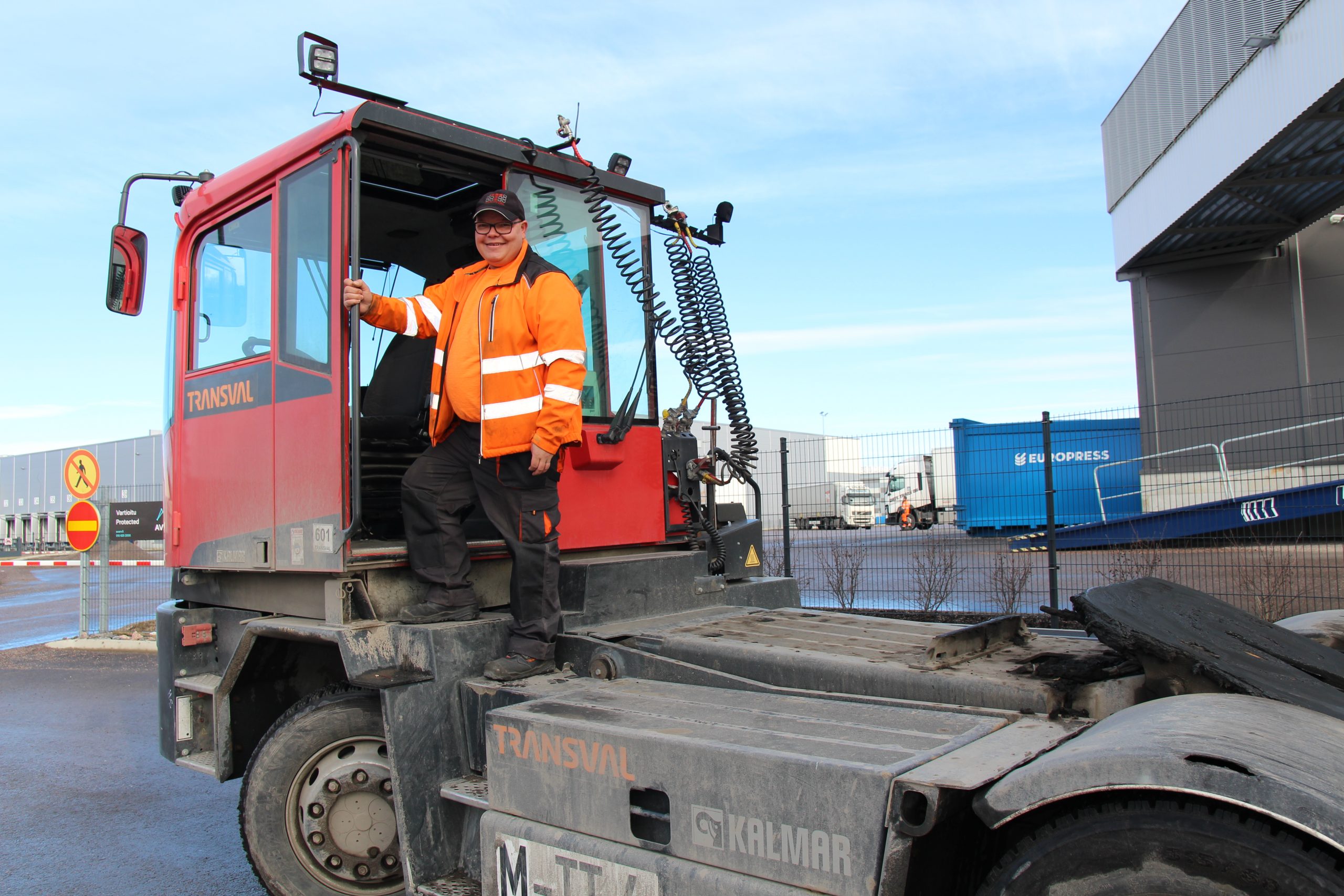 The driver of the traction master is in charge of a 12 000 kg machine and a large part of the freight transported in Finland